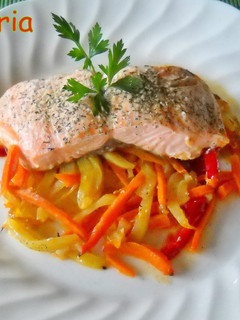 Una foto de Salmón en papillote con verduras
