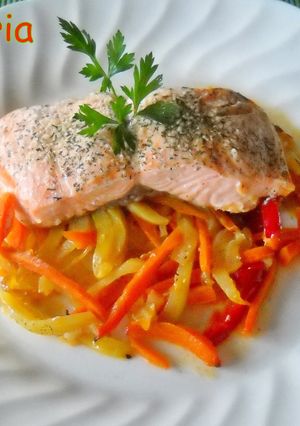 Una foto de Salmón en papillote con verduras