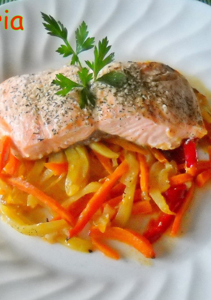 Una foto de Salmón en papillote con verduras