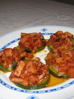 Una foto de Calabacines con tomates y beicon