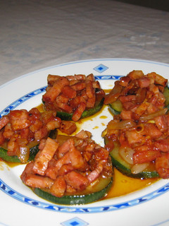 Una foto de Calabacines con tomates y beicon
