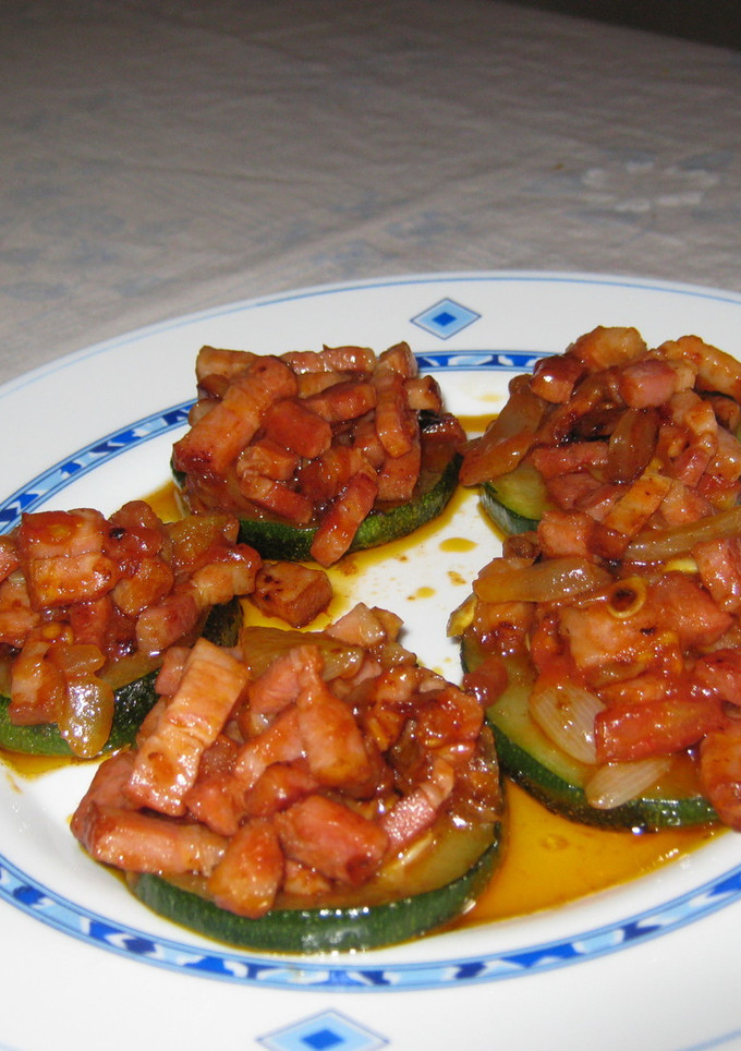 Una foto de Calabacines con tomates y beicon