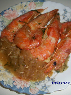 Una foto de Langostinos al ajo verde