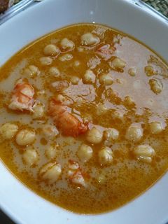 Una foto de Garbanzos con langostinos