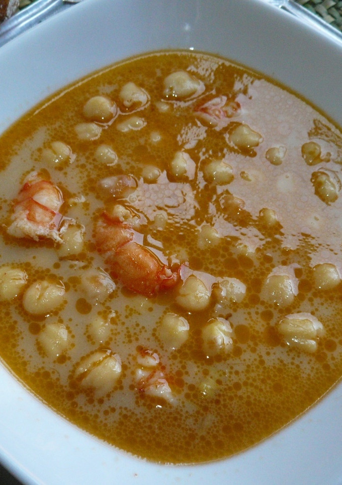 Una foto de Garbanzos con langostinos