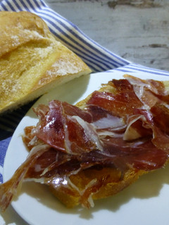 Una foto de Tostada de tomate y jamón