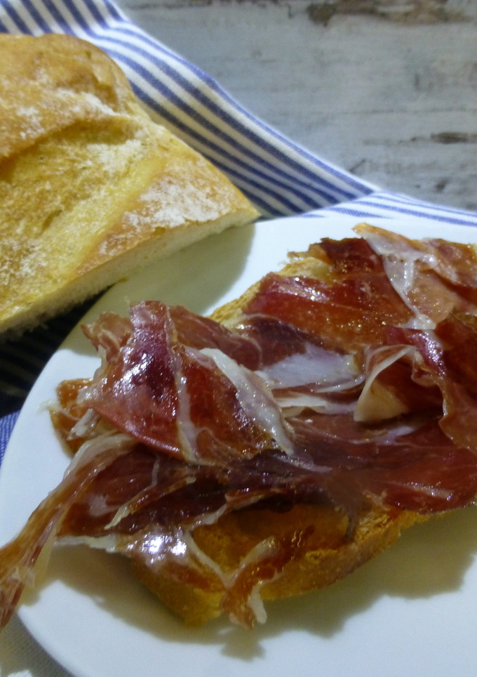 Una foto de Tostada de tomate y jamón