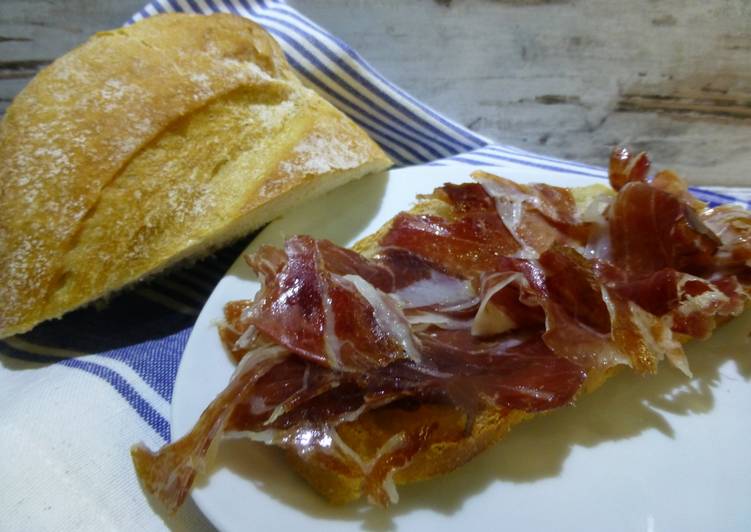 Tostada de tomate y jamón