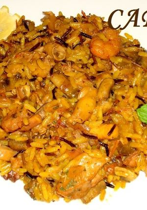 Una foto de Arroz salvaje con champiñones y chipirones
