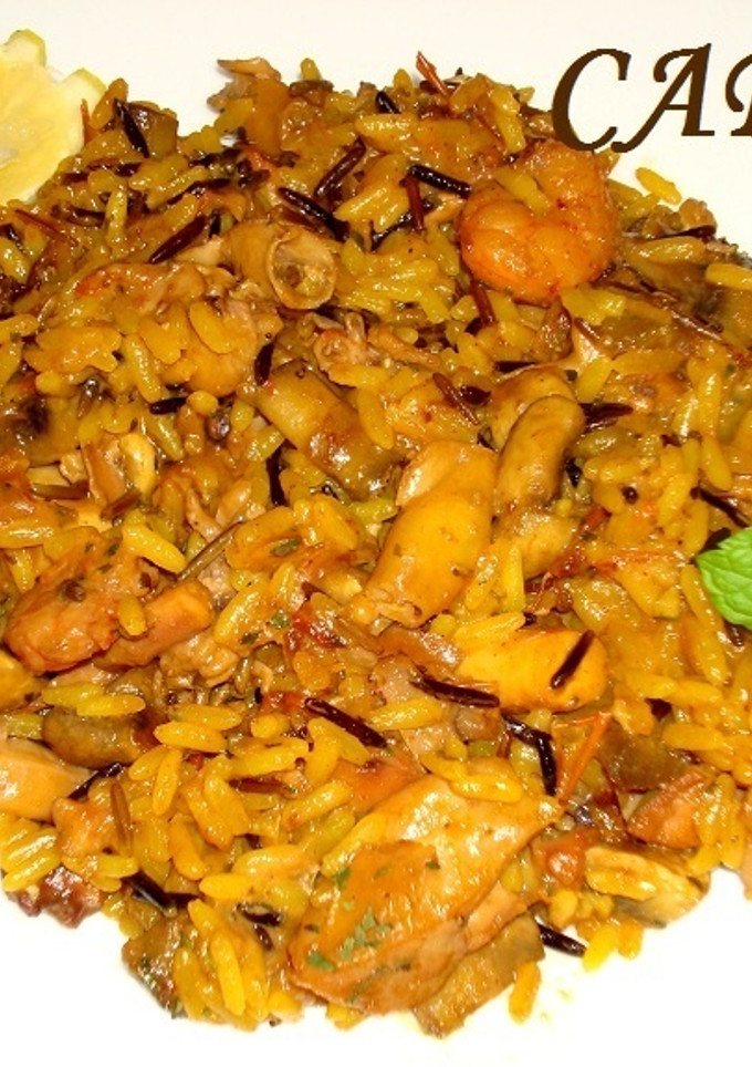Una foto de Arroz salvaje con champiñones y chipirones