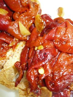 Una foto de Tostada de pimientos del piquillo
