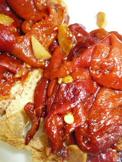 Una foto de Tostada de pimientos del piquillo