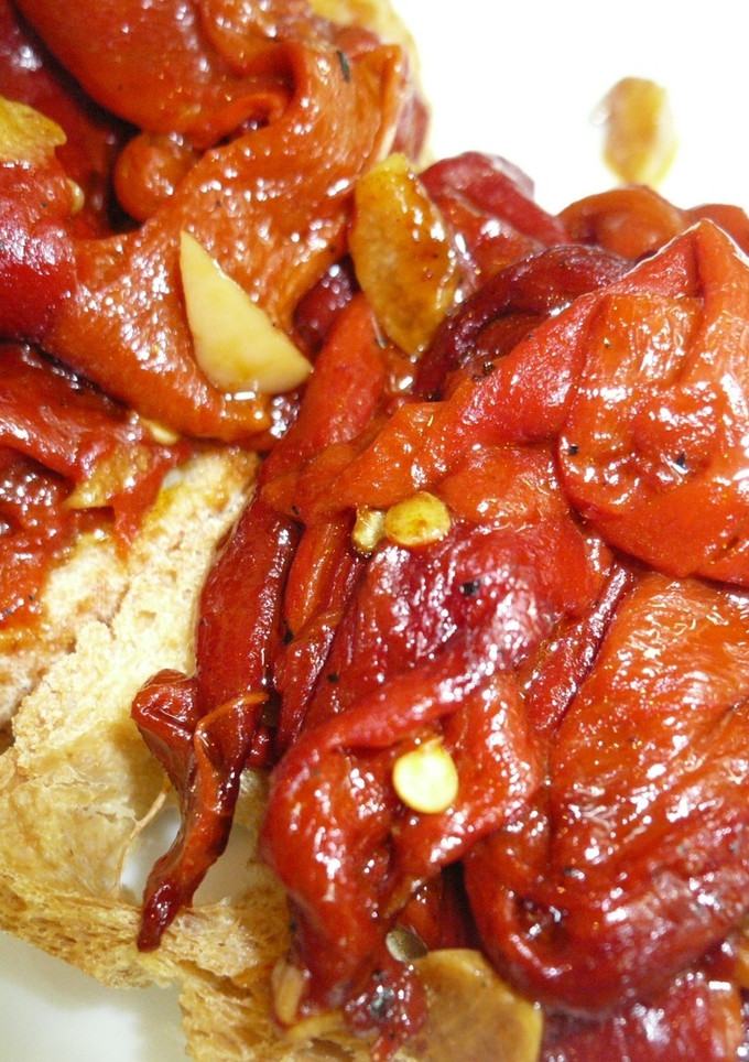 Una foto de Tostada de pimientos del piquillo