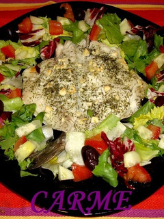 Una foto de Dorada asada al eneldo con ensalada