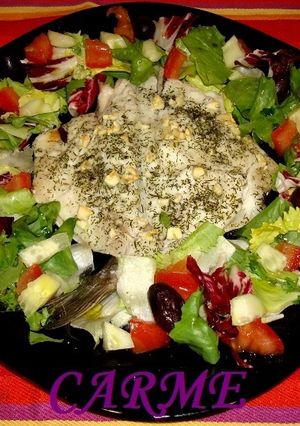 Una foto de Dorada asada al eneldo con ensalada