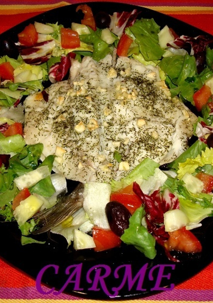Una foto de Dorada asada al eneldo con ensalada