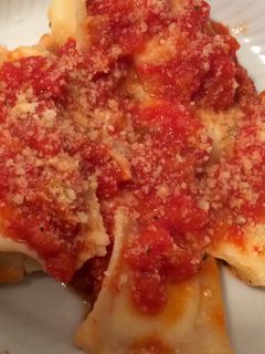Una foto de Ravioles de ricota y jamón crudo