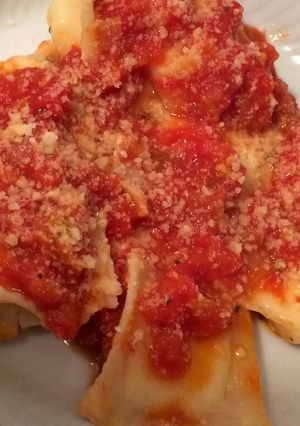 Una foto de Ravioles de ricota y jamón crudo