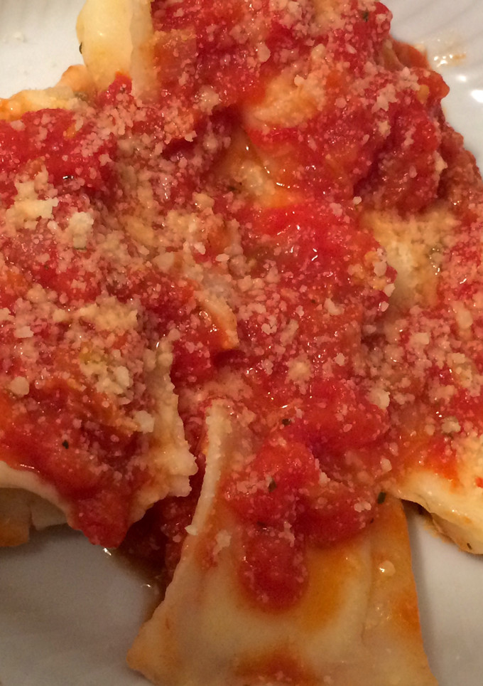Una foto de Ravioles de ricota y jamón crudo