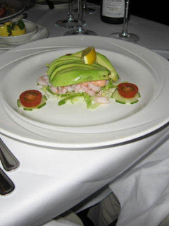 Una foto de Ensalada de aguacate y gambas