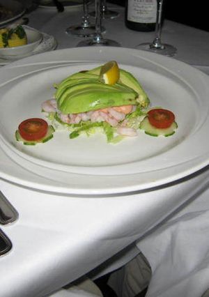 Una foto de Ensalada de aguacate y gambas
