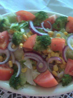 Una foto de Ensalada de lechuga con brócoli y elote