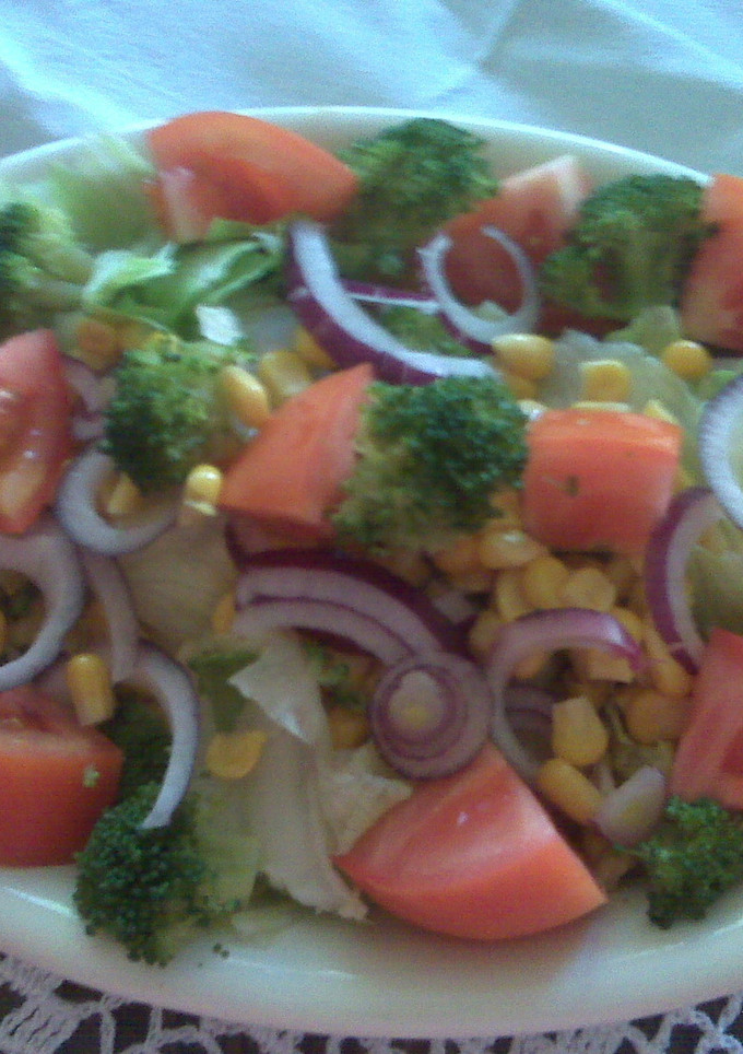 Una foto de Ensalada de lechuga con brócoli y elote