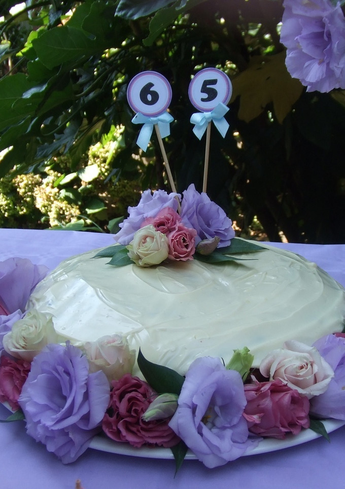 Una foto de Torta 65 cumpleaños