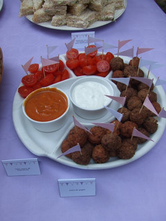 Una foto de Albondiguitas con dos salsas