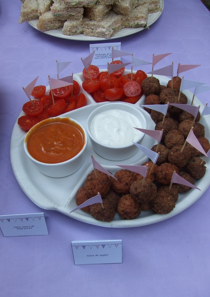 Una foto de Albondiguitas con dos salsas