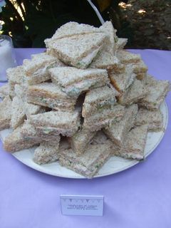Una foto de Sándwiches de cangrejo con lechuga