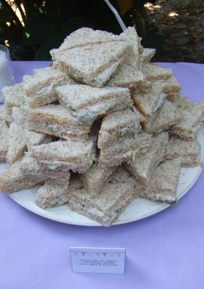 Una foto de Sándwiches de cangrejo con lechuga