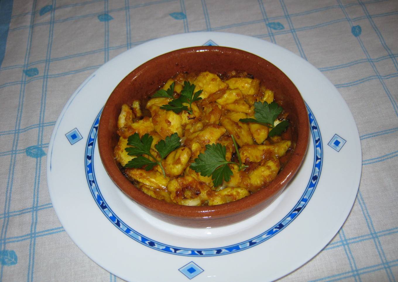 Pollo al curry con cebollas en cazuela<br />