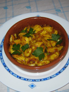 Una foto de Pollo al curry con cebollas en cazuela