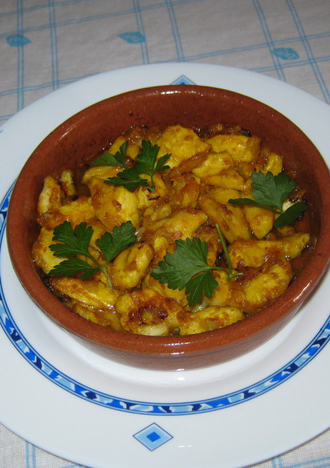 Una foto de Pollo al curry con cebollas en cazuela