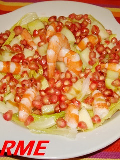 Una foto de Ensalada de granada y langostinos