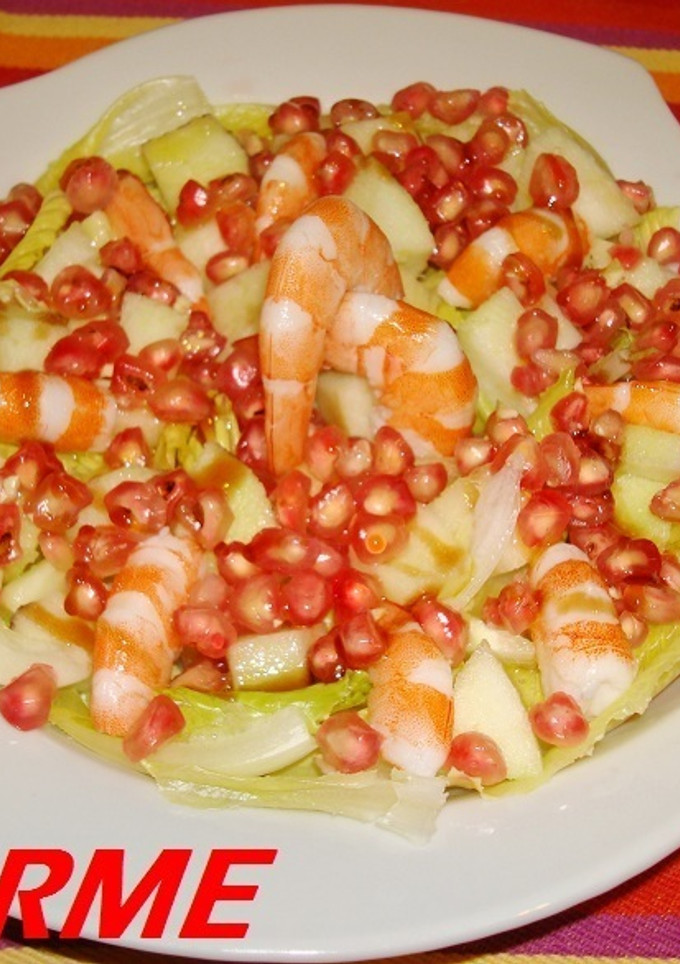 Una foto de Ensalada de granada y langostinos