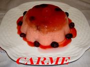 Una foto de postres con yogurt de fresa