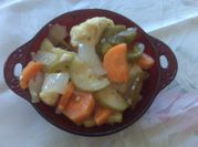 Una foto de escabeche de coliflor y zanahoria
