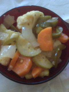 A picture of Chiles y verduras en escabeche.
