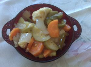 Una foto de Chiles y verduras en escabeche