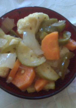 Una foto de Chiles y verduras en escabeche