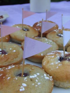 Una foto de Pastelitos de almendras y cerezas