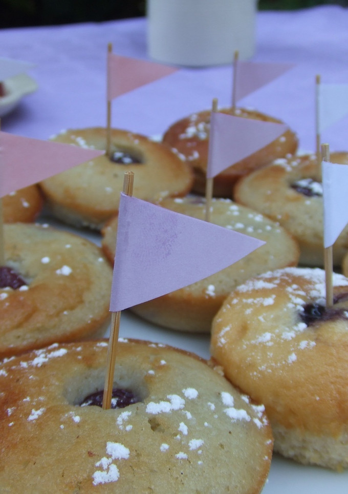 Una foto de Pastelitos de almendras y cerezas