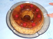Una foto de postres con guindas