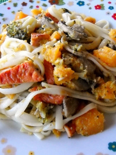 Una foto de Spaguettis con champiñones, calabaza y pesto
