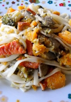 Una foto de Spaguettis con champiñones, calabaza y pesto