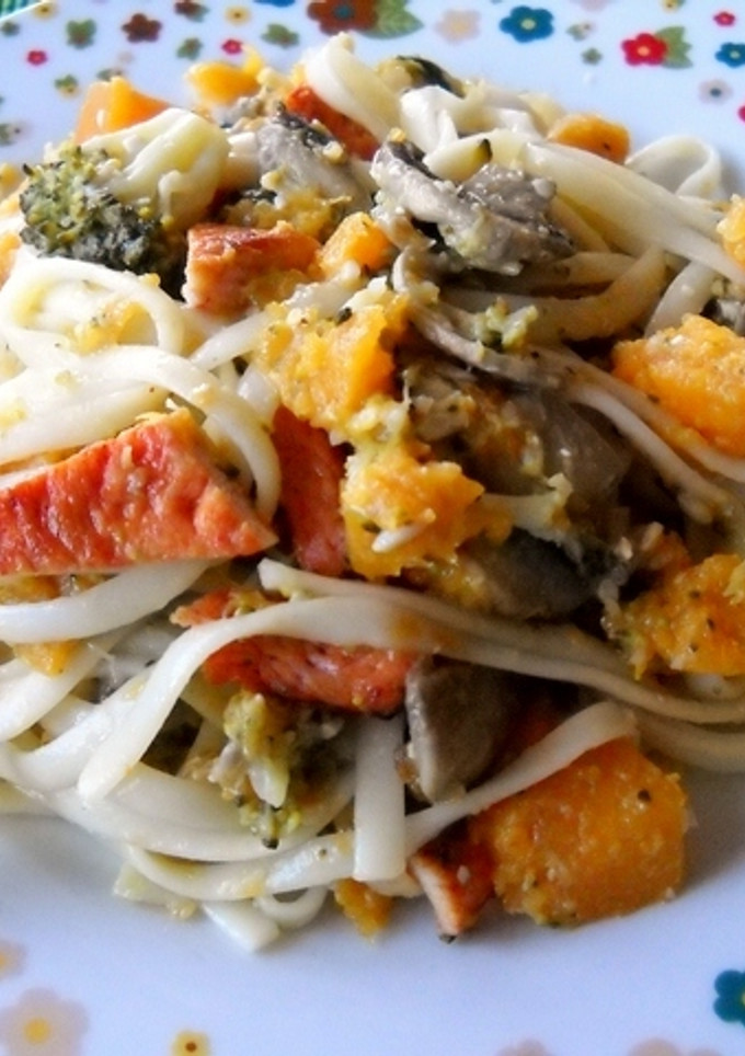 Una foto de Spaguettis con champiñones, calabaza y pesto