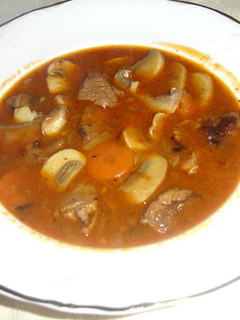 Una foto de Estofado con carne con champiñones y verduras