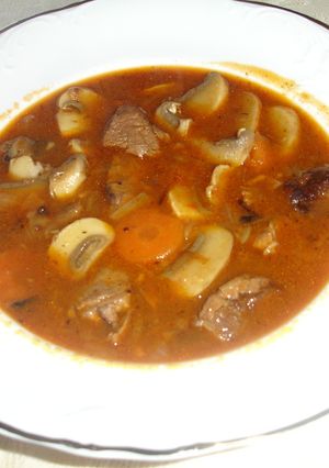 Una foto de Estofado con carne con champiñones y verduras